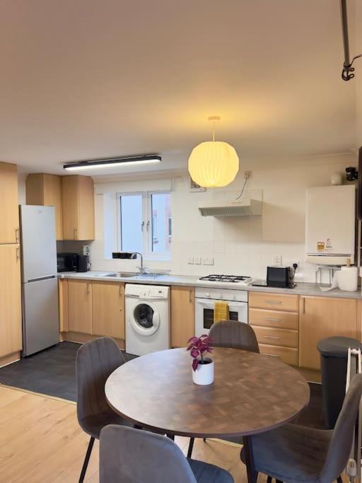 Beautiful 2-Bed City Centre Apartment With Balcony Milton Keynes Dış mekan fotoğraf